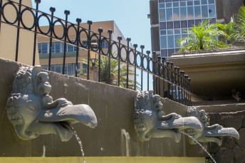 De fonteinen voor de deur van het Teatro Nacional.