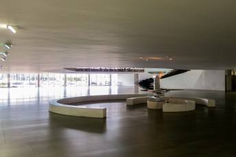 De bezoekershal in het Palácio Itamaraty, de grootste ruimte in Brazilië zonder pilaren.