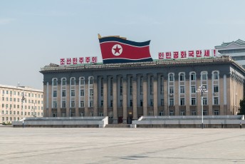 Op dit gebouw hing vroegah een grote foto van........inderdaad Kim Il-Sung.
