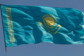 Vanuit Omsk in Rusland reden we bij Petropavl de grens over naar Kazakhstan, dit is zoals je begrijpt hun vlag.