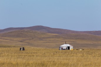 Het maakt niet uit hoe ver je van de bewoonde wereld bent in Mongolië, er woont altijd iemand :-)