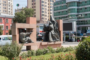 Het Ayni plein in Doesjanbe, met monumenten om WOII te gedenken.