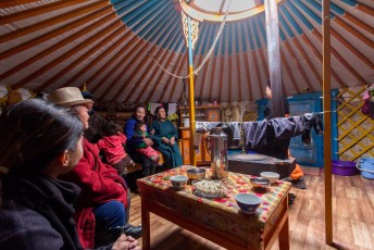 Tussen Matad en Erdenetsagaan werden we uitgenodigd voor een kopje thee bij deze familie.