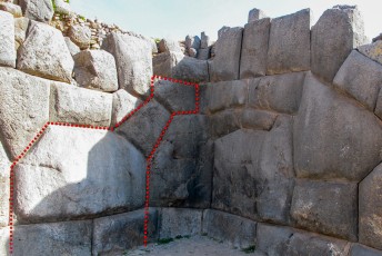 Dit keer geen steen met 12 hoeken maar een lama-figuur, rechts schijnt een cavia figuur te zitten.