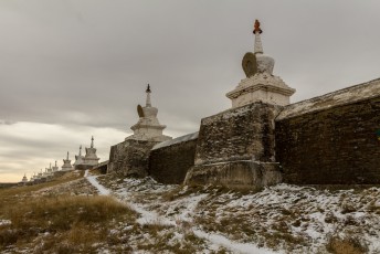 De kloostermuur met ingebouwde stupas.