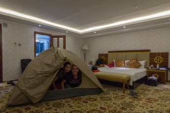 Voor de rest van onze reis door het lege landschap van dit immense land leek het ons beter om zelfvoorzienend te zijn. Dus kochten we in Ulaanbaatar een tent en kampeerspullen, die we uitprobeerden in onze gigantische hotelkamer.