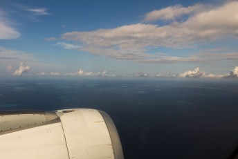 We zitten weer eens in het vliegtuig, deze keer boven de Malediven