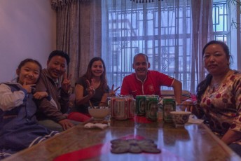 Op onze laatste avond in Lhasa waren we uitgenodigd bij onze gids thuis, alwaar hij ons vertelde dat hij zijn vrouw veel te dik vond.