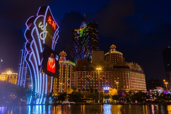 Op de achtergrond het icoon van Macau, het Gran Lisboa casino.