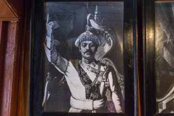Dit is hem dan, de eerste koning van Nepal, zijne koninklijke hoogheid koning Prithvi Narayan Shah.