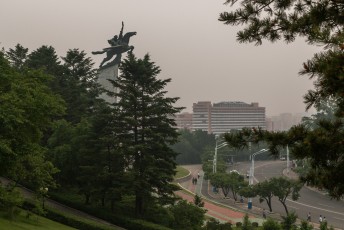 Ook vlakbij staat dit Chollima standbeeld als symbool voor de heldhaftigheid van het Koreaanse volk.