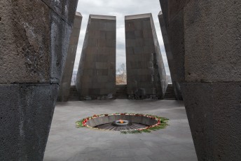 De schuinstaande stenen staan symbool voor de aan Turkije verloren provincies, in het midden brand een eeuwige vlam voor de 1,5 miljoen slachtoffers.