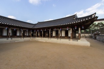 En dit is het Namsangol Hanok Village, traditionele Koreaanse huizen (Hanok).