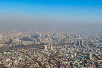 en ik laat hem meteen even vanaf de Cerro San Christobal zien hoeveel smog er in Santiago is (zie je die bergen op de achtergrond?)