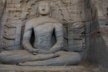 deze Buddha is in een rotswand uitgehakt