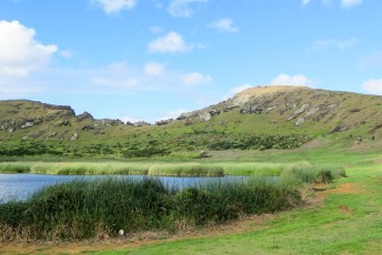 in de krater van de fabriek een meer en nog meer Moai
