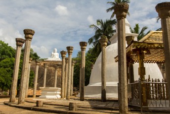en deze pagoda er naast staat op de plek waar Mahinda heeft gestaan, wie dat dan ook maar moge zijn