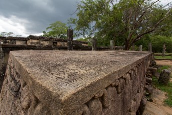 waar ze o.a. de grootste steen met inscripties van Sri Lanka hebben