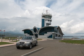 Er is ook een vliegveld gebouwd vlakbij Stepanakert, maar er is nog nooit een vliegtuig geland. Officieel ligt het namelijk in Azerbeidzjan, en die geven geen toestemming.