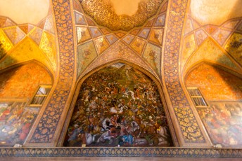 Binnen hebben ze de boel opgeleukt met frescos die verschillende oorlogen die de Sjah voerde voorstellen.