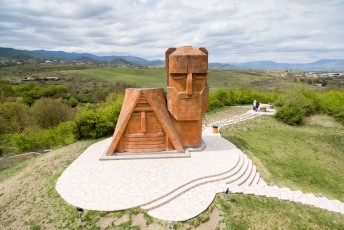 Dit is het symbool voor Nagorno Karabach, het monument Tatik Papik (opa & oma) in de hoofdstad Stepanakert.