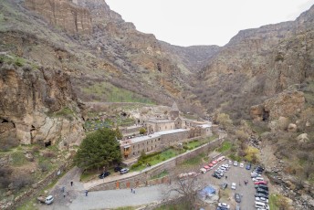 Op een uur rijden van Yerevan vindt je dit Geghard klooster.