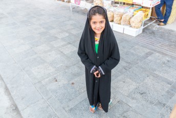 Vanaf 9 jaar oud zijn ook kleine meisjes de klos en moeten ze onder de hijab voor de rest van hun leven.