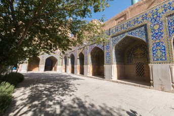 Binnen in de Masjed-e Shah moskee zijn er een aantal dingen die hem bijzonder maken zoals deze portieken met 'haf rangi', 's werelds eerste prefab mozaieken.