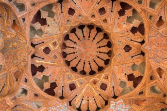 Helemaal boven in het Kakh-e Ali Qapu paleis zit de muziek kamer met een heel speciaal plafond.
