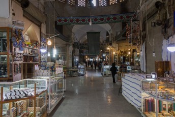 Deze geeft toegang tot de Bazar-e Bozorg, een ongelofelijk grote bazaar.