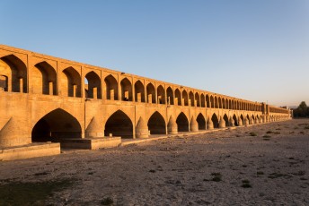 Als je een foto ziet van Esfahan dan is het vaak van deze brug, maar dan met water.