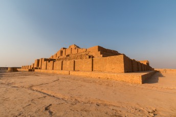 Deze ziggurat is gebouwd ter ere van de god Inshushinak. Één van de belangrijkste goden van de Elamieten.