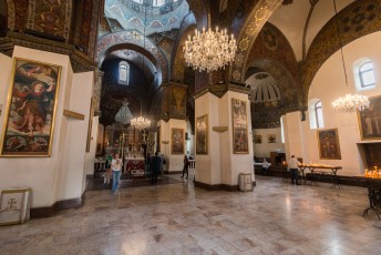 De gebouwen staan allemaal rond deze kathedraal, en het opperhoofd van de katholieken in Armenië zwaait hier de scepter.