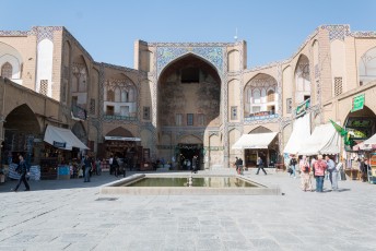 Maar eerst begonnen we met de Qeysarieh Poort aan de noordzijde van het Naqsh-e Jahan Imam plein.