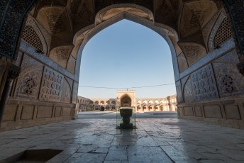 Het is de grootste moskee in Iran, en hij is ongeveer 1001 jaar oud.