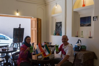 Wij waren wel even toe aan een drankje, in Iran zetten ze vaak een vlaggetje van je eigen nationaliteit bij je op tafel. Ze hadden alleen geen Colombiaanse vlag.