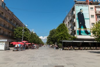 In Macedonie en Albanië claimen ze dat Moeder Theresa er geboren is, dus hebben ze overal Nana Teresa straten en pleinen zoals deze in Pristina.