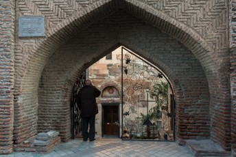 De ingang van de Anchiskhati Basilica.
