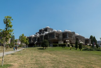 Ernaast staat dit iconische gebouw voor de stad: The National Library of Kosovo "Pjetër Bogdani"