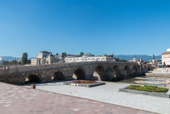 Dit is de Stone Bridge die het Alexander de Grote plein met de oude bazaar verbindt. Het is een icoon van de stad en terug te vinden in o.a. het stadswapen.