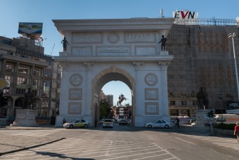 Aan de zuidkant van het plein bevindt zich de Macedonia Gate, de zoveelste Arc de Triumph die ik heb gezien.