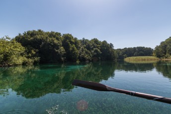 Het water komt uit een meer dat hoger gelegen is in Albanië. Het sijpelt onder de grond door en komt dan hier omhoog borrelen.