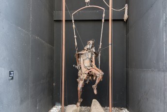 Langs dit kunstwerk van de Argentijn Fernando de Blasi, genaamd: 'Engel van de trapeze'.