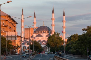 Overal in Ankara gigantische moskeeën zoals deze nieuwe Altındağ Camii.