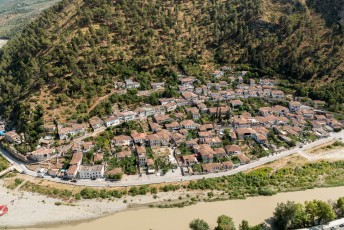 Het dorp/de wijk Goric aan de andere kant van de Osum rivier.