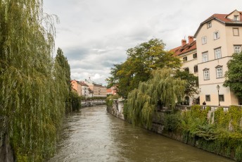 De Ljubljanica rivier vormt het hart van het historisch centrum en aan beide zijden vindt je veel goede horeca waar je lekker een terrasje kunt pakken.