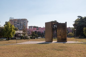 Er tegenover staat deze 'Memoriali i Pavarsisë' om de 100-jarige onafhankelijkheid van Albanië te gedenken. Aan de binnenkant staat de onafhankelijkheidsverklaringgegraveerd.