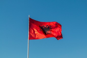 Deze vlag met de dubbelkoppige adelaar kennen we allemaal, hij is nl. van Albanië.