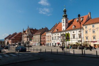 Het witte gebouw rechts met het torentje is het oude gemeentehuis. Adolf Hitler heeft ooit nog een toespraak gehouden vanaf het balkonnetje.