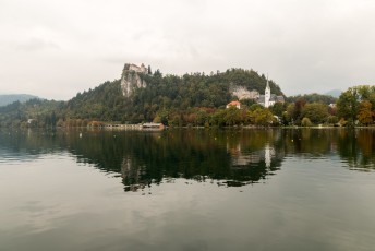 Meteen na aankomst begon ik aan de wandeling rond het meer, er was regen voorspeld dus snel foto's maken van o.a. het kasteel van Bled op de berg.